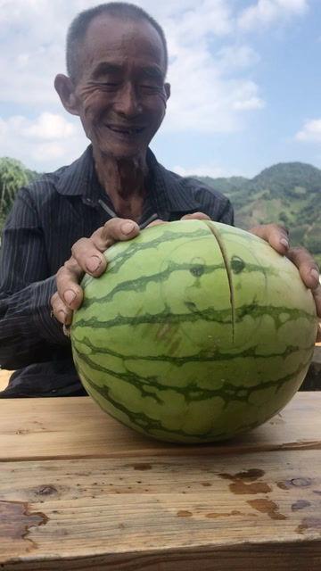 扳手腕吃瓜,一场吃瓜群众的欢乐盛宴