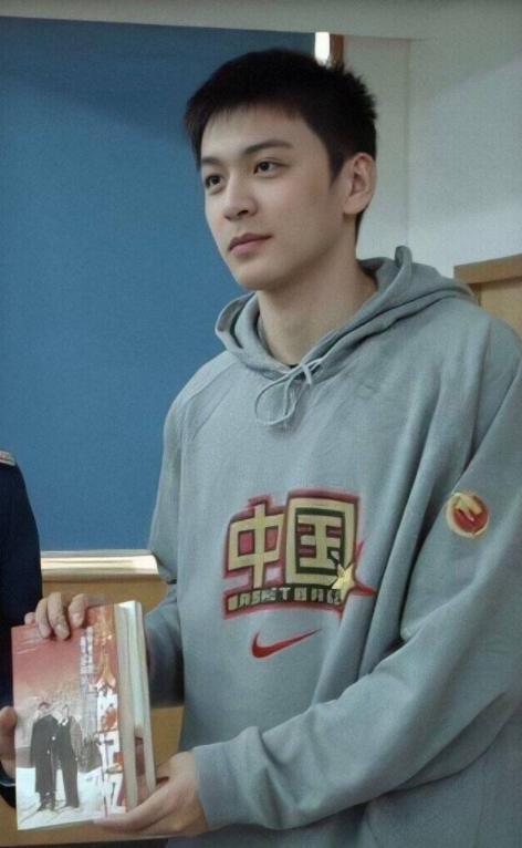 明星帅哥上学视频,明星帅哥的青春日常